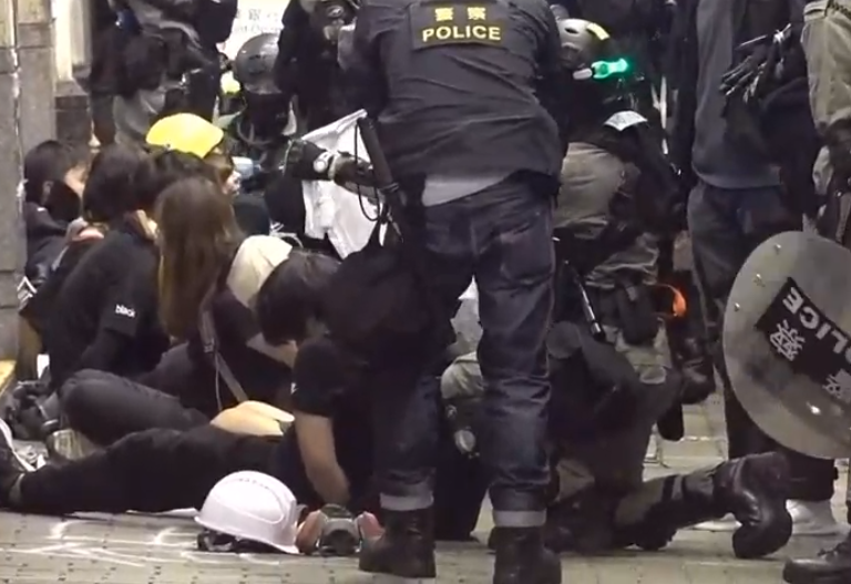 香港「反惡法港人合理非」大遊行6日下午吸引數十萬港人冒雨上街抗議禁蒙面法，港警傍晚在灣仔與銅鑼灣一帶強力驅離，現場逮捕數十名戴口罩的黑衣男女青年。(圖擷自YouTube)