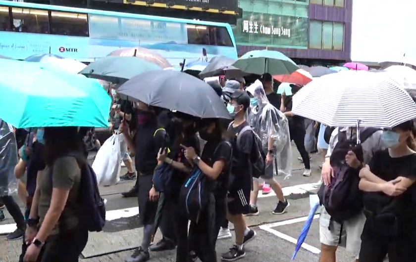香港政府頒布「禁止蒙面規例」因應反送中抗議之後，示威潮並未停歇，6日下午香港再有數場集會遊行。(圖擷自YouTube)