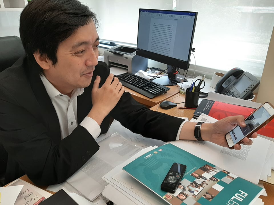 香港中文大學新聞與傳播學院院長李立峯27日表示，社群新媒體多元又彈性組識動員反送中運動，造就香港區議會選舉泛民主派大勝。（資料照/詹婉如 攝）