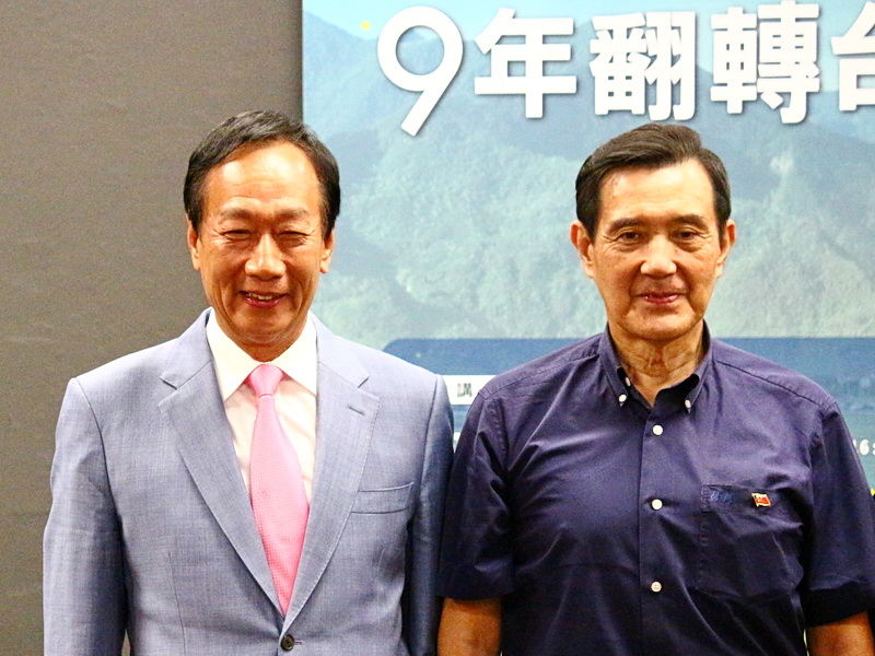 前總統馬英九(右)、鴻海創辦人郭台銘出席台東縣前縣長黃健庭演講會，活動結束前一起合影 (央廣記者王照坤 攝)