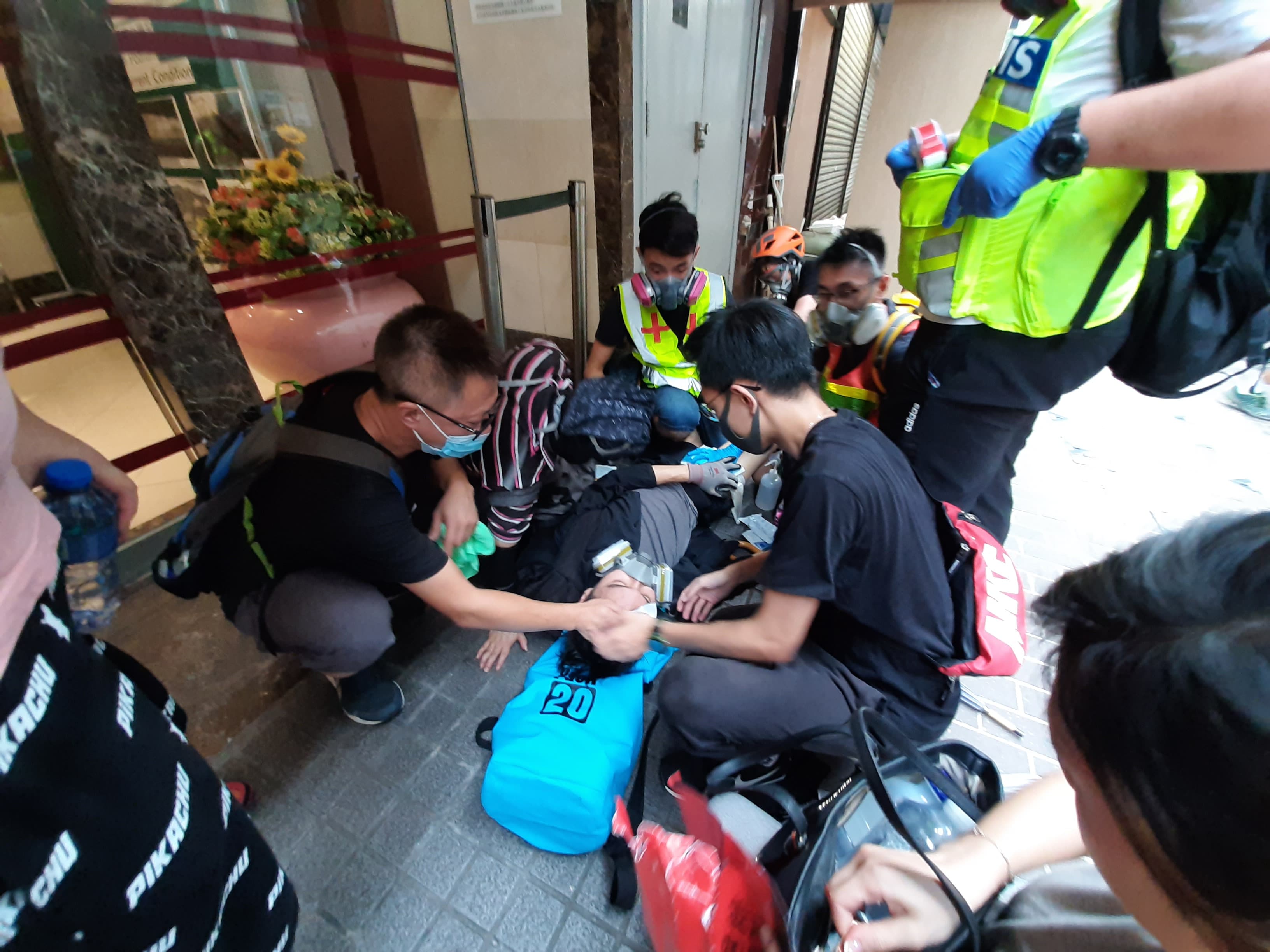 見到傷者，香港街頭立即有穿著急救背心的義工向前救助。（詹婉如攝）