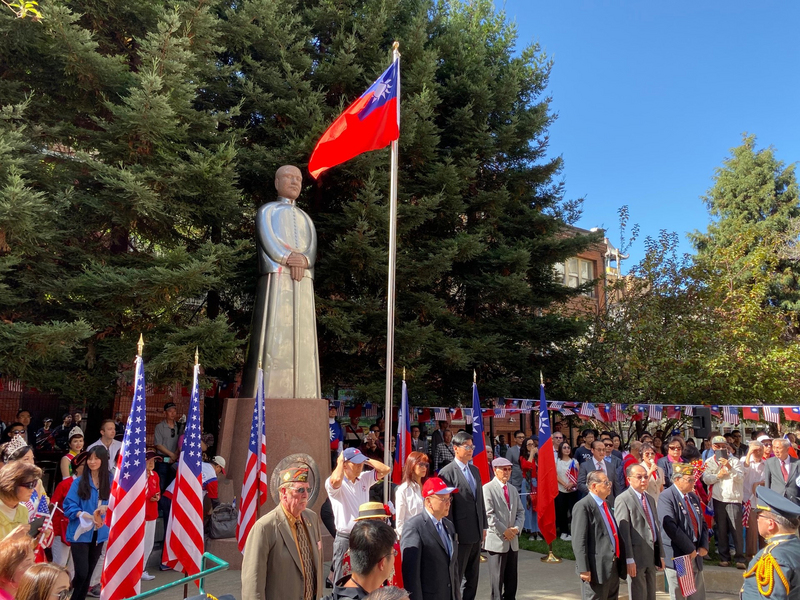 舊金山慶雙十升旗典禮當地時間6日在華埠聖瑪麗廣場的國父銅像前舉行，中華民國駐舊金山辦事處與國慶籌備委員會，及美國退伍軍人協會代表共同主持。（舊金山經文處提供）