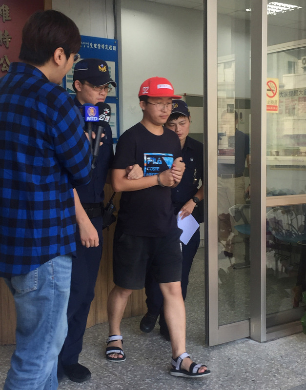 中國大陸民眾李紹東前往台灣大學撕毀連儂牆標語，遭警方以現行犯移送並接受台北地檢署複訊後，北檢8日做出緩起訴處分並解除限制出境。(圖：中央社)