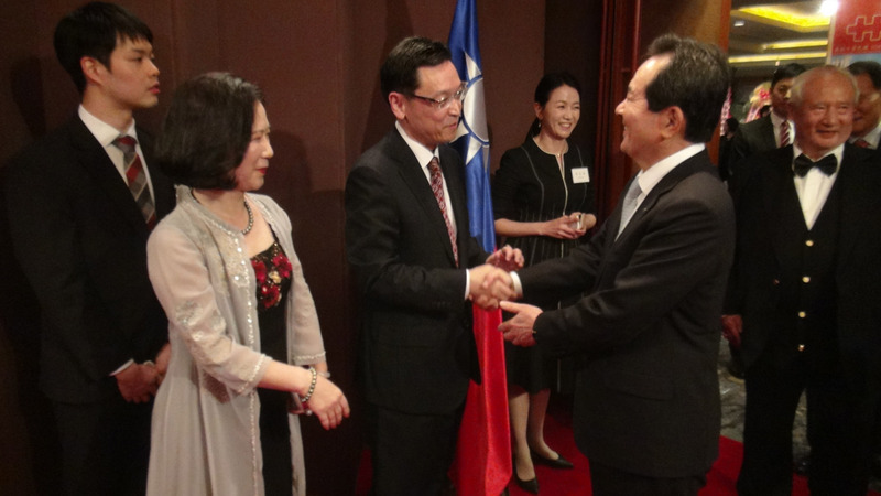 駐韓國代表唐殿文（左3）與夫人張曉霞（左1）於7日晚間在首爾樂天飯店主持中華民國108年國慶酒會上，迎接造訪的韓國前國會議長丁世均（右）。(圖:中央社)