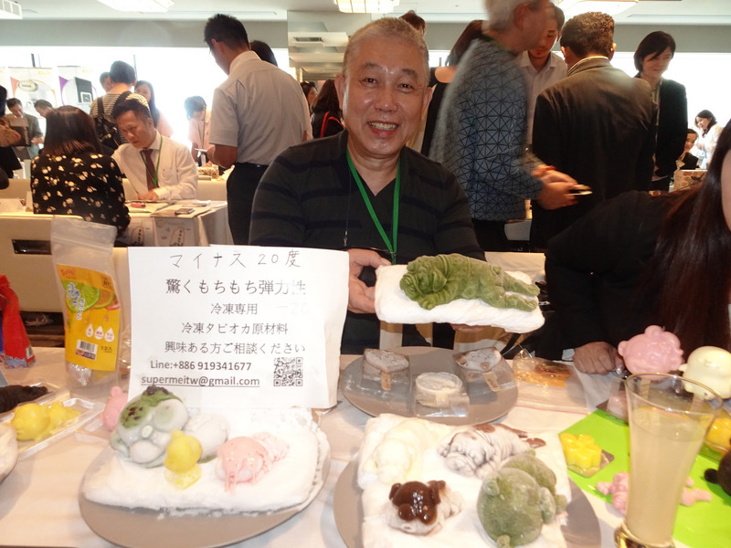 台灣「珍珠」可搭配水果與茶，貿協赴日拓銷團業者展示珍珠造型冰淇淋，相當搶眼。(圖：中央社)