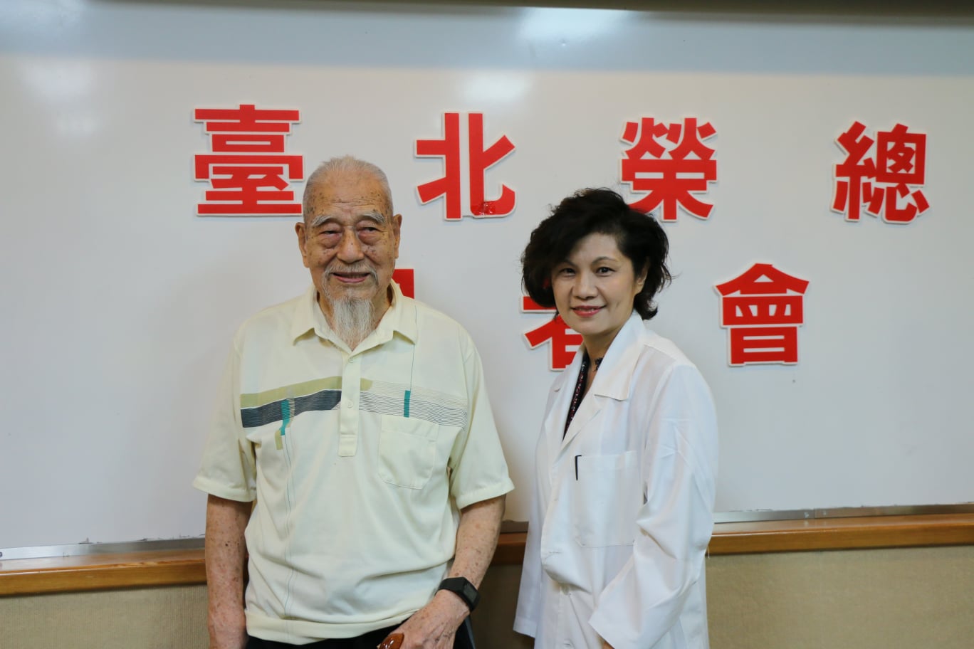 台北榮民總醫院心臟內科醫師陳嬰華與91歲病友王老先生合影。(北榮提供)