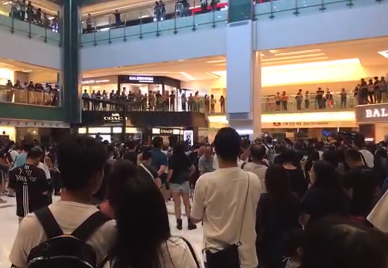 香港網民號召7日下午3時到全港18區的多個商場聚集，以對「禁止蒙面規例」表達不滿。(圖擷自YouTube)