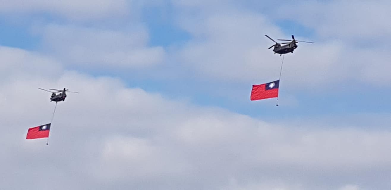 國旗旋翼機進場，讓欣賞國慶預演的民眾相當驚喜。(江昭倫 攝)