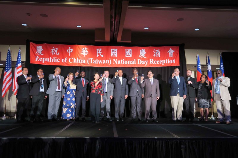 駐紐約辦事處7日舉辦中華民國108年國慶酒會，處長徐儷文（左6）、馬紹爾群島外交部長席克（左7）與友邦駐聯合國官員合影。(圖:中央社)
