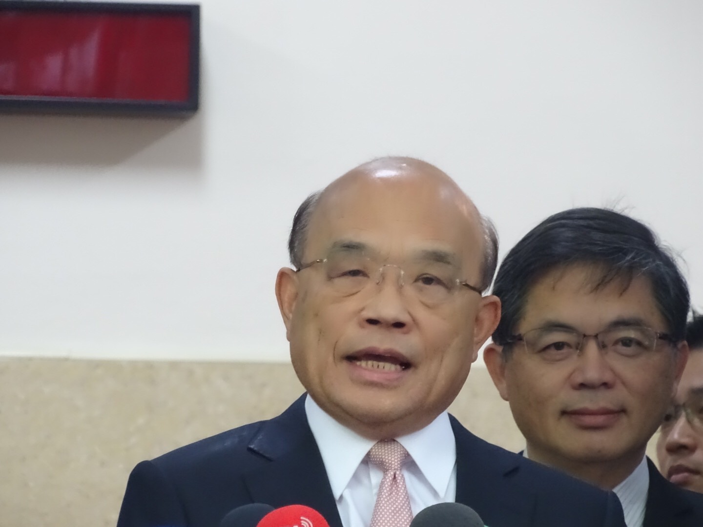 行政院長蘇貞昌認為，台北駐大阪辦事處為查明賀電來源就公布確有不當，應該要查處。（劉玉秋攝）