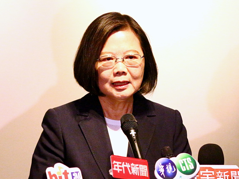 蔡英文總統出席玉山論壇受訪表示，每個政府不同階段，都會以國家利益來考量政策，兩岸關係尤其如此 (央廣記者王照坤 攝)