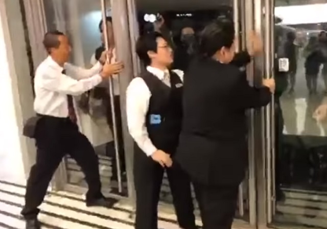 因為阻撓防暴警察進入商城執法，香港新港城中心5名保安員9日被警方依「阻礙警務人員執行職務」拘捕。(圖擷自YouTube)