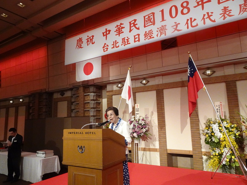駐日代表處8日晚間在東京舉辦中華民國108年國慶酒會。日本首相安倍晉三的母親安倍洋子（圖）連續3年出席致賀，並上台致詞說，期盼兩國建立更友好的關係。(圖:中央社)