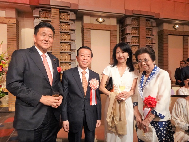 駐日代表處8日晚間在帝國飯店舉辦國慶酒會，日相安倍晉三胞弟、眾議員岸信夫（左1）等約110名國會議員出席。(圖:中央社)