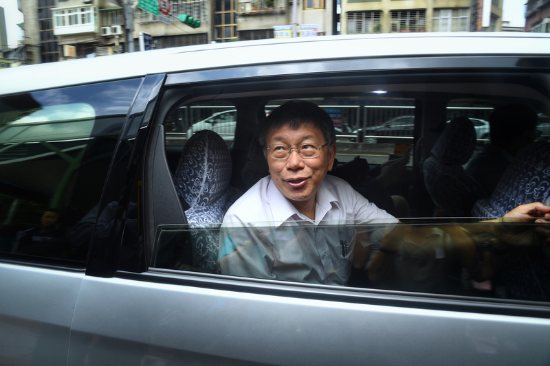台灣民眾黨主席柯文哲11日陪同新北市立委參選人吳達偉掃街拜票。(資料照/中央社)