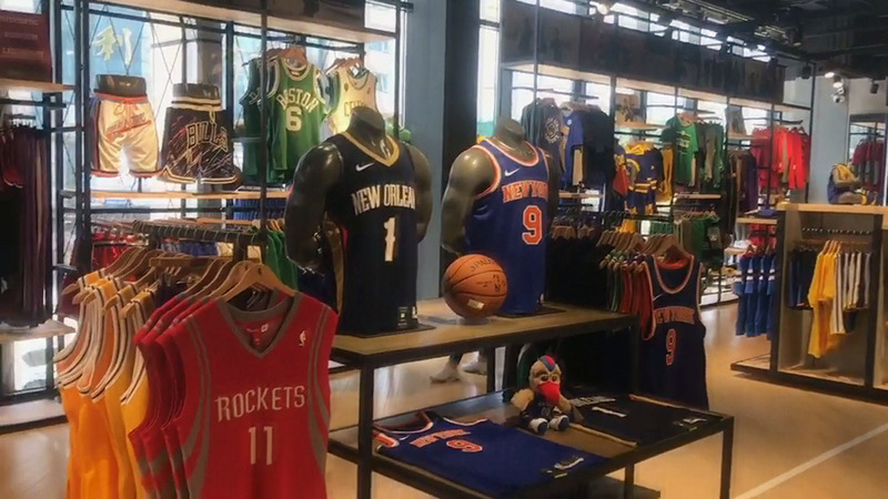 NBA風波在中國持續延燒，位在北京鬧區王府井大街的NBA北京旗艦店生意9日下午受到影響，店內出現店員比客人還多的景象，中國前球星姚明曾擁有的火箭隊11號球衣仍被擺在顯眼位置。(圖：中央社)