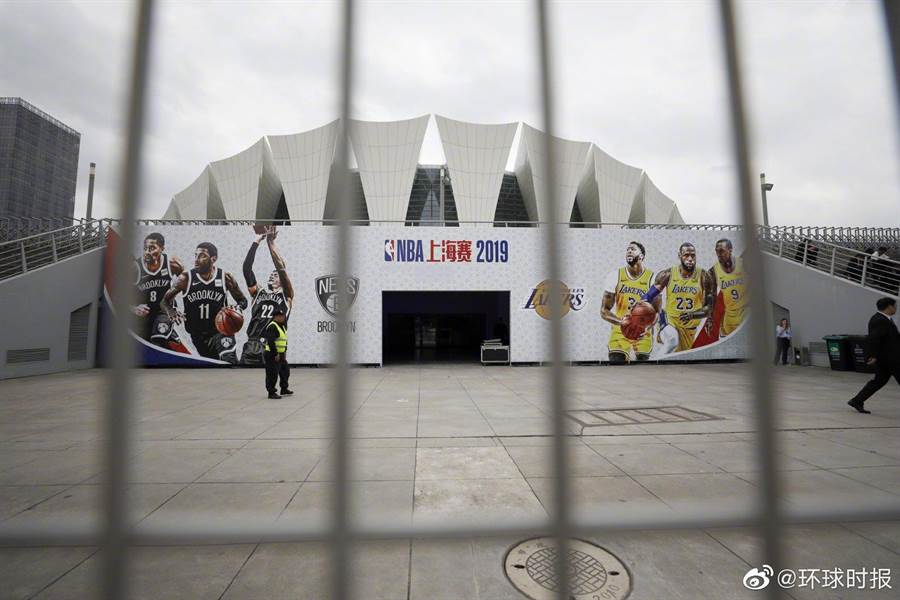 在NBA「言論自由」爭議下，9日下午在上海市體育總會要求下，原訂今晚舉行的NBA中國季前賽球迷之夜已經取消。(圖：環球時報微博)