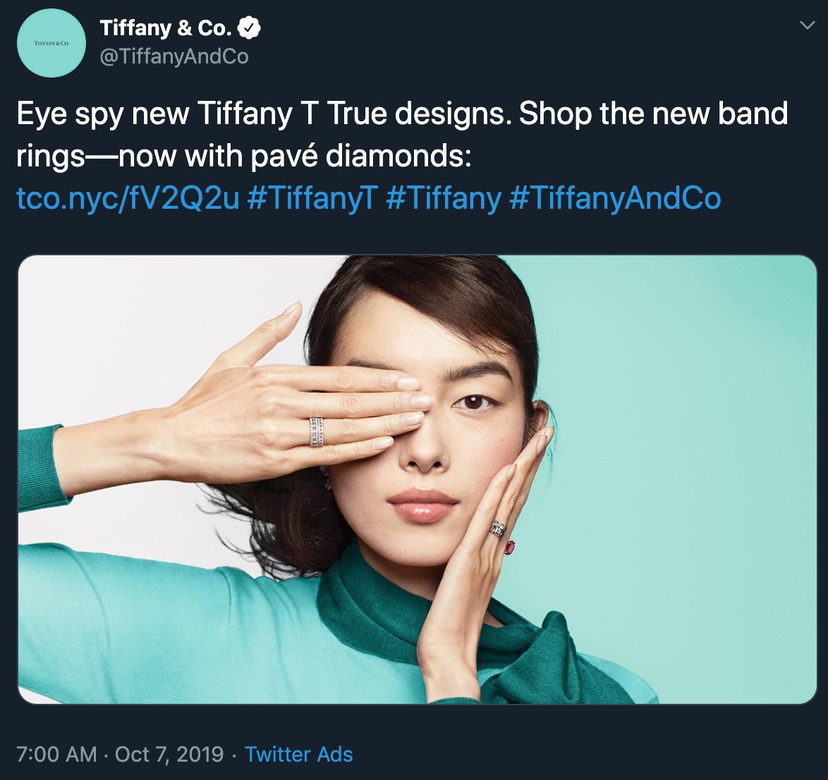不敵中國網民怒轟，Tiffany遮眼廣告照急下架。 (圖:推特)