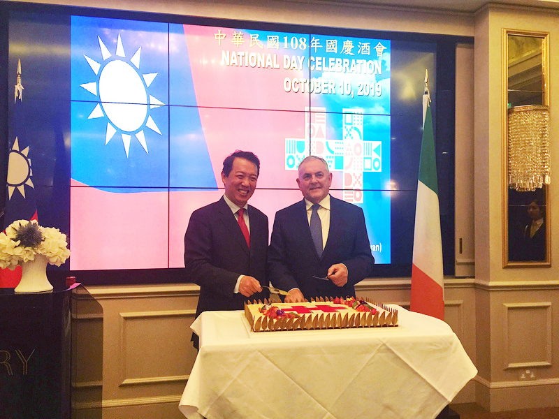 駐愛爾蘭代表處8日晚間舉行108年雙十國慶酒會，駐愛代表楊子葆（左）與國會友台小組主席麥金尼斯合切國慶蛋糕。（駐愛爾蘭代表處提供）
