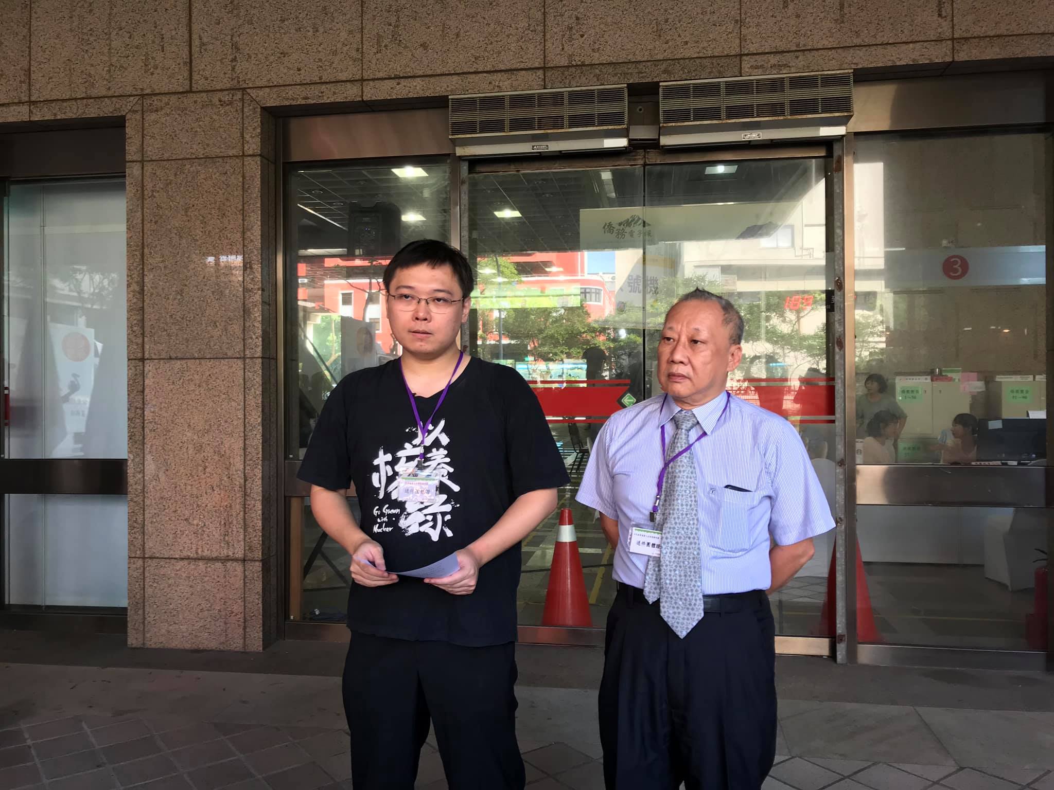 重啟核四公投領銜人黃士修(左)向中選會遞交公投連署書。(鄭舲 攝)