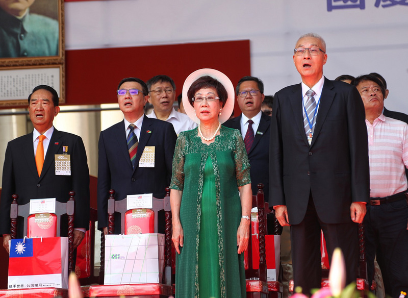 中華民國中樞暨各界慶祝108年國慶大會10日上午在總統府前廣場舉行，前副總統呂秀蓮（前右2）、國民黨主席吳敦義（前右）、民進黨主席卓榮泰（左2）、親民黨主席宋楚瑜（左）及台北市長兼任台灣民眾黨主席柯文哲（左3）等人出席，齊聲唱國歌。(圖：中央社)