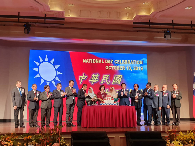 為了歡慶108年雙十國慶，駐馬來西亞辦事處9日在吉隆坡舉行國慶酒會，邀請馬國千名政商名流出席，駐馬代表洪慧珠（中）期盼在新南向政策下，兩國能持續國運昌隆。(圖：中央社)