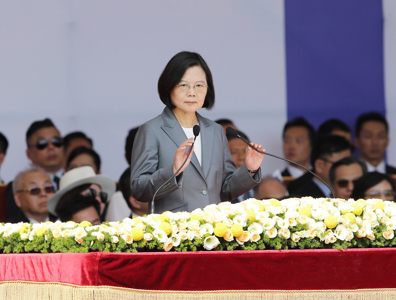 中華民國中樞暨各界慶祝108年國慶大會10日上午在總統府前廣場舉行，總統蔡英文（前）發表國慶談話。