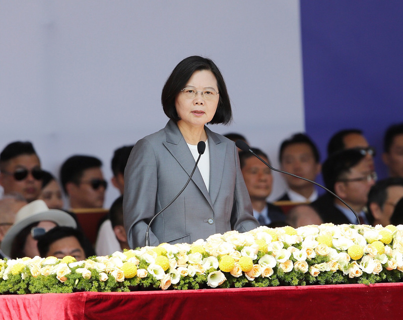 中華民國中樞暨各界慶祝108年國慶大會10日上午在總統府前廣場舉行，總統蔡英文（前）發表國慶談話。(圖：中央社)