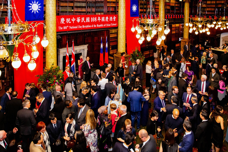 中華民國駐英國代表處9日晚間舉辦民國108年國慶酒會，各界人士近500人與會，場面熱烈。（駐英代表處提供）