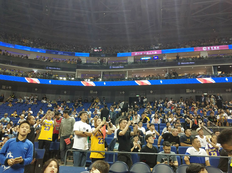 2019年NBA中國賽首站10晚在上海梅賽德斯－奔馳文化中心舉行，儘管中方抵制如潮水湧來，但仍有許多球迷到場觀賽，並表示對球員的喜愛不受這次言論風波影響。(中央社)