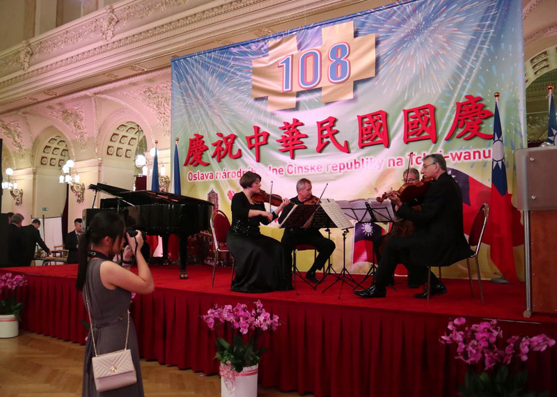 駐捷克代表處9日晚間在布拉格舉行中華民國108年雙十國慶酒會，由著名的布拉克弦樂四重奏擔綱演出。（駐捷克代表處提供）
