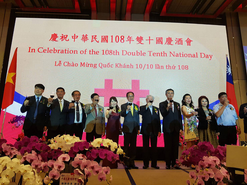 駐胡志明市台北經濟文化辦事處10日晚間舉辦慶祝雙十國慶酒會，共有超過500位台商、僑胞及外賓與會。圖為嘉賓在舞台上共同舉杯慶賀中華民國108歲生日。（駐胡志明市辦事處提供）