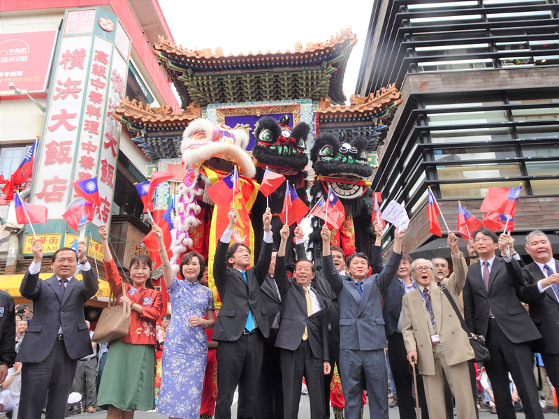 日本橫濱慶祝雙十國慶，駐日代表謝長廷、副代表張仁久、橫濱辦事處處長張淑玲、僑務組長王東生、日本中華聯合總會長林月理等僑領10日帶領隊伍遊行。(中央社)