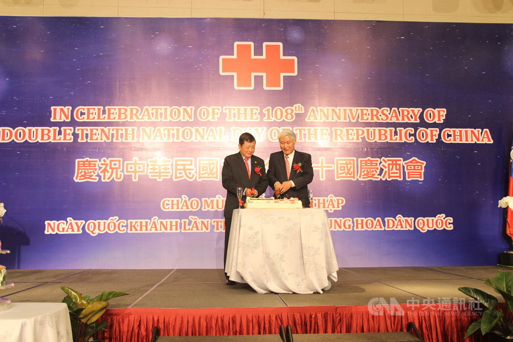 中華民國駐越南辦事處9日晚間在河內舉辦108年雙十國慶酒會，數百名僑胞、台商與國內外友人與會。圖為中華民國駐越南代表石瑞琦（右）與台越工商聯誼會議前任主席黃文勇（左）一起切蛋糕慶祝。(圖／中央社攝)