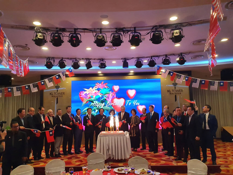 馬台經貿協會9日晚間於吉隆坡地標吉隆坡塔舉行慶祝中華民國108年國慶晚會，除了馬台政商人士出席外，台北醫學大學參訪團也受邀參加，彼此都希望能提升未來雙邊經貿關係。(圖：中央社)