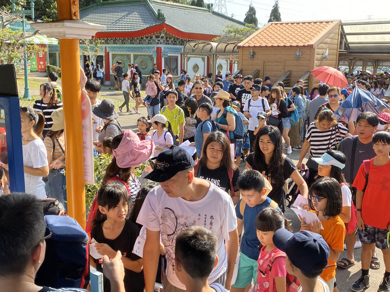 武漢肺炎疫情衝擊擴大，各大遊樂園上半年學生旺季恐泡湯。（六福村提供/中央社檔案照片）