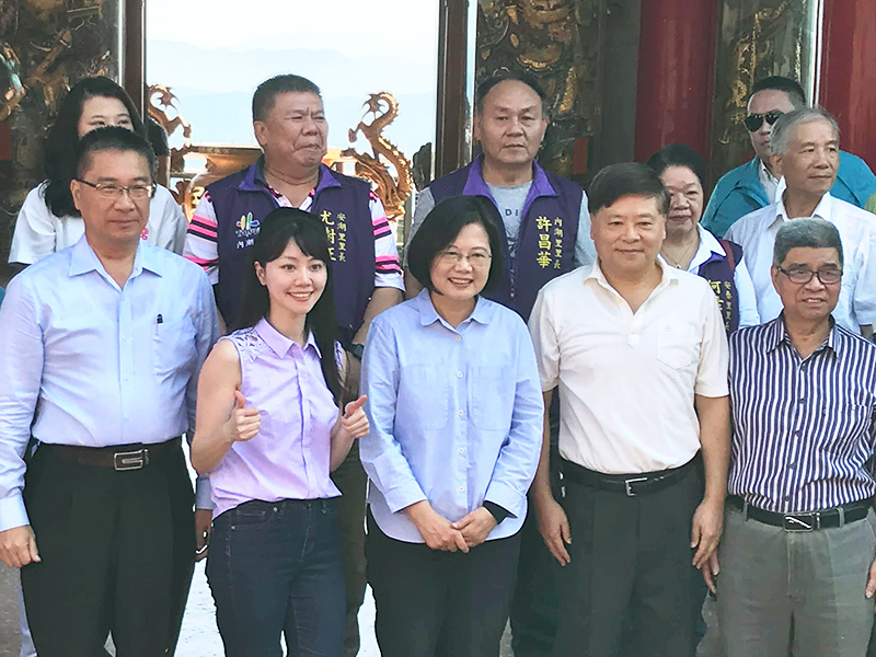 蔡英文總統到內湖碧山巖開漳聖王廟參香。(鄭舲攝)