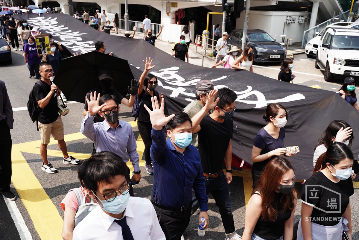 數百名反送中抗議者11日中午在香港中環蒙面遊行，佔領幹道並堵塞交通。(圖：Stand News 立場新聞)
