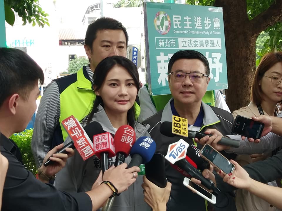 民進黨主席卓榮泰12日上午陪同黨籍立委候選人賴品妤到汐止地區的菜市場掃街拜票。(王韋婷攝)