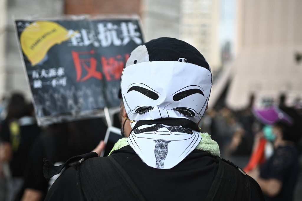 抗議禁蒙面法，港民自尖沙咀展開遊行。 (AFP)