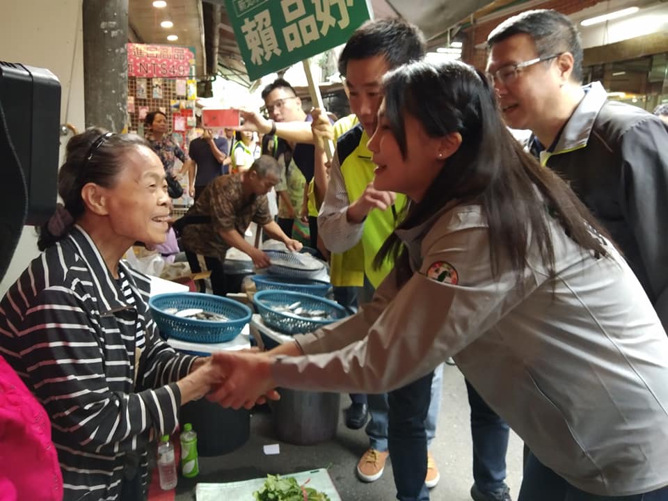 民進黨主席卓榮泰12日上午陪同黨籍立委候選人賴品妤到汐止地區的菜市場掃街拜票。(王韋婷攝)
