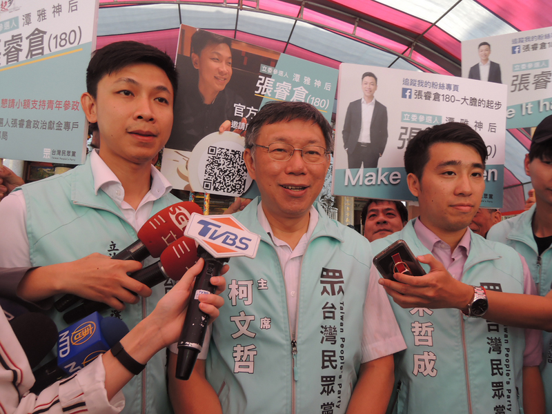 台灣民眾黨主席、台北市長柯文哲13日下午在台中助選時表示，選舉是選賢與能。(圖：中央社)