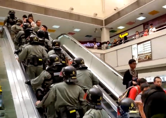 香港大批市民與防暴警察13日下午在大埔超級城對峙。(圖擷自YouTube)