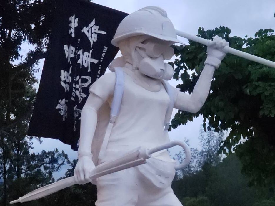 香港民主女神像搬上獅子山山頂 為香港入打氣