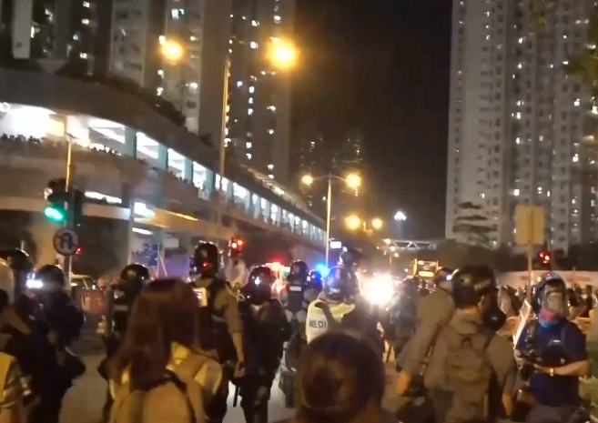 香港「反送中」示威者今天在全港多區發起「罷買」行動，警方則陸續在多地施放胡椒噴霧、催淚彈驅散示威者。(圖擷自YouTube)