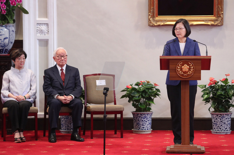 今年亞太經濟合作會議（APEC）11月16、17日將在智利舉行，總統蔡英文（右）14日上午在總統府召開記者會，宣布領袖代表由台積電創辦人張忠謀（左2）擔任。(圖：中央社)