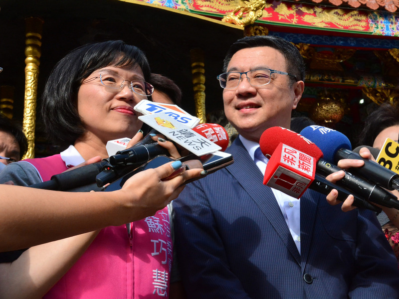 黨主席卓榮泰近來積極陪同立委參選人掃街拜票及參加幹部座談會，拉抬選情。針對國會關鍵戰區新北，他說民進黨新北戰略為「防九」。(圖: 中央社)