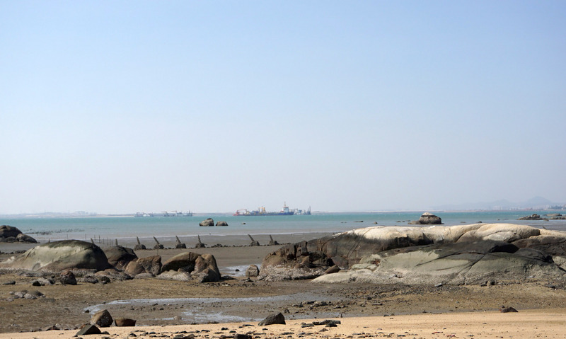 中國大陸為建立翔安國際機場，其抽砂造陸致使大嶝島增加了近一倍的面積，讓金門與大陸實體距離越來越近。(圖：中央社)