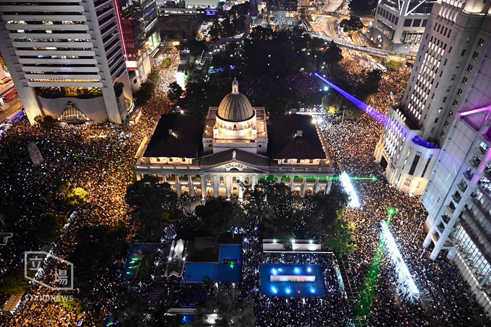 美國國會將審議《香港人權與民主法案》，有人發起今晚 7 時在中環遮打花園舉行「香港人權民主法案集氣大會」，遮打花園、終審法院一帶人山人海。(立場新聞提供)