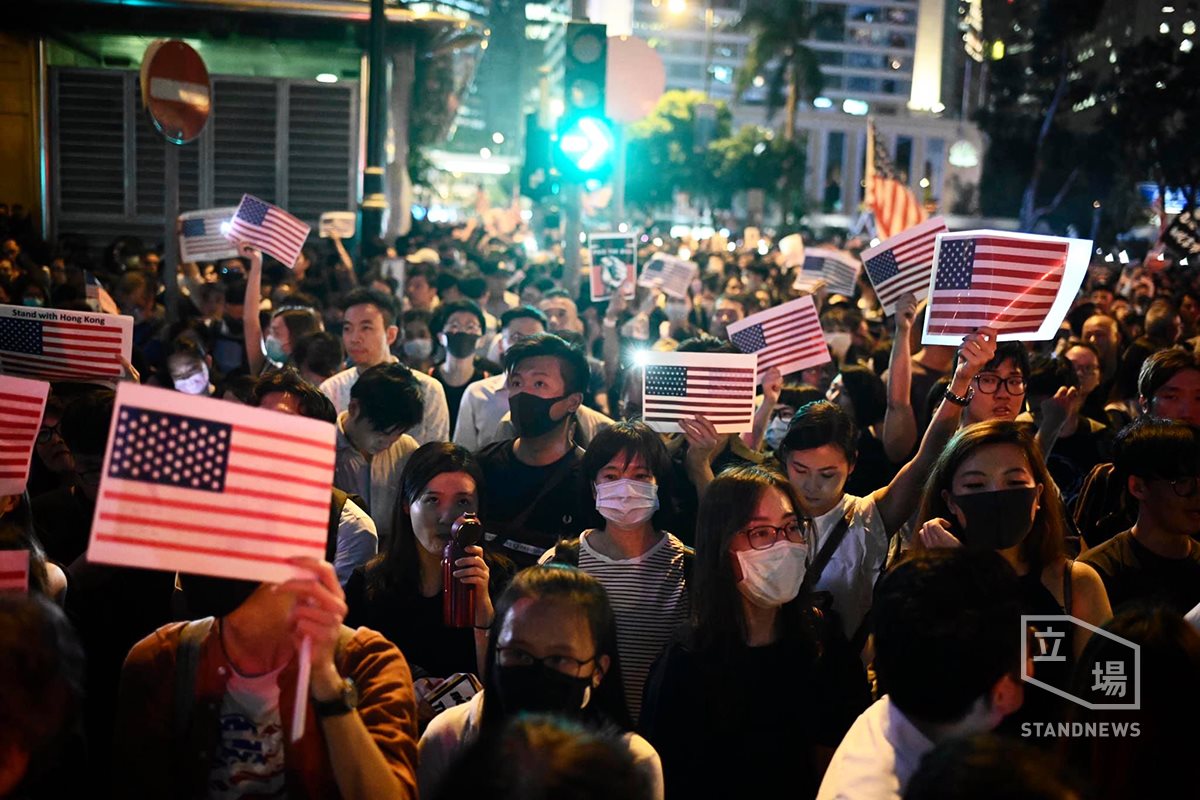 雖然香港政府已實施禁蒙面法，14日晚間在中環遮打花園舉行的「香港人權民主法案集氣大會」，仍有不少香港民眾戴上口罩。(圖: 立場新聞)